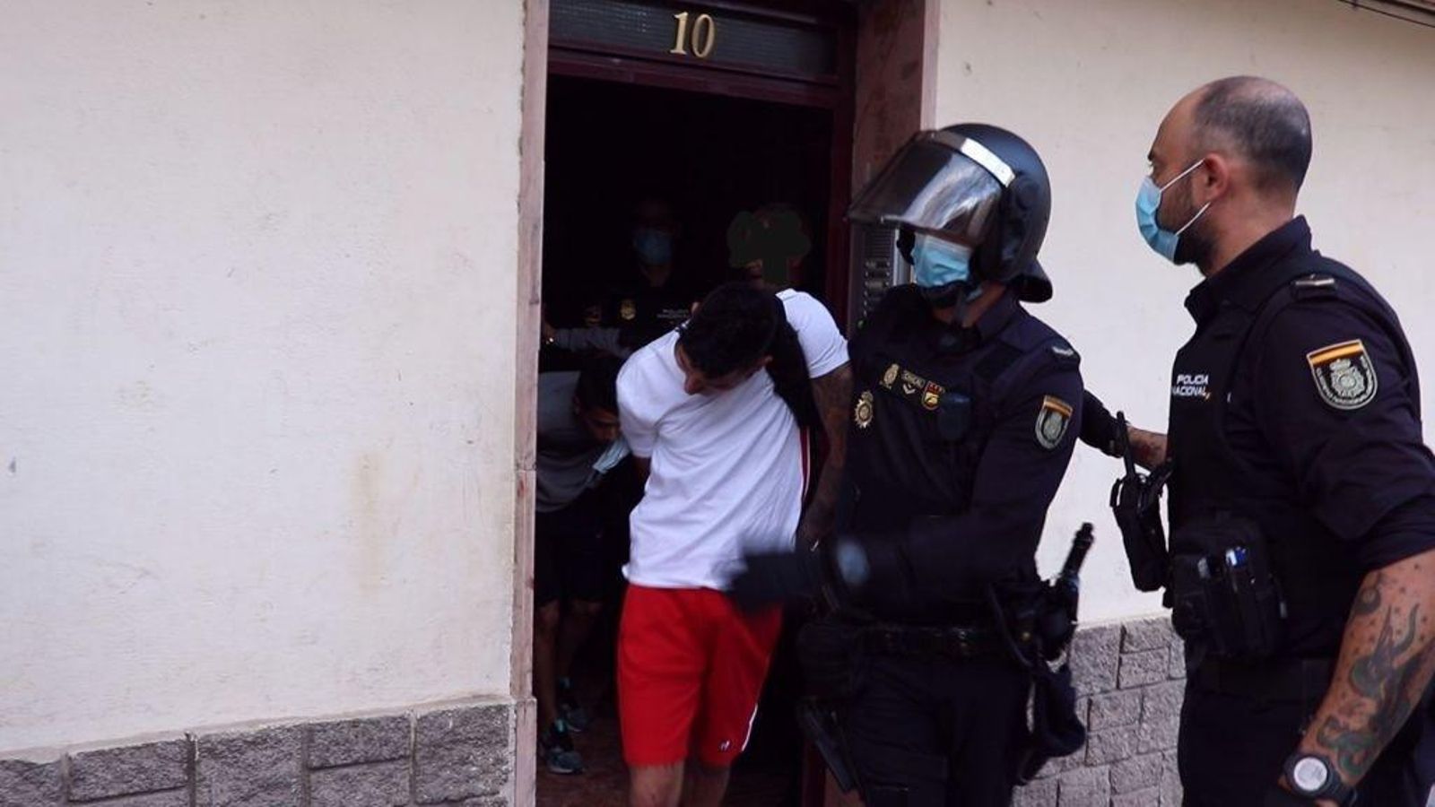 Dos agents detenen els presumptes autors de les agressions, que s'havien atrinxerat en un portal pròxim.