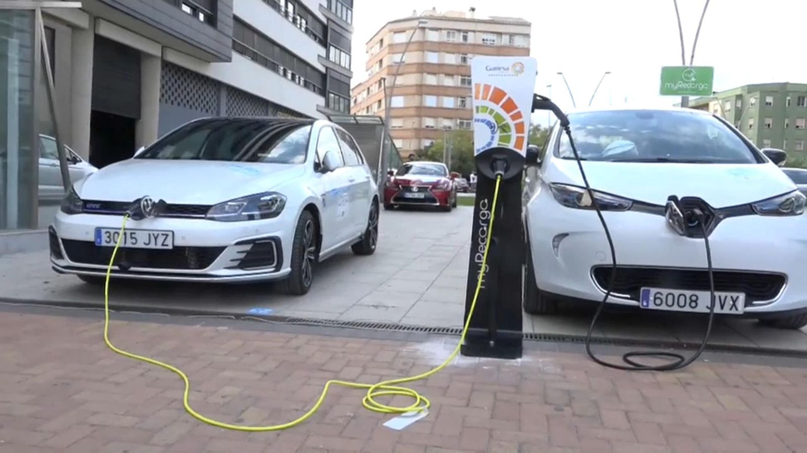 En el ral·li participen cotxes de baixa emissió de carbó, híbrids i elèctrics que es recarreguen amb facilitat