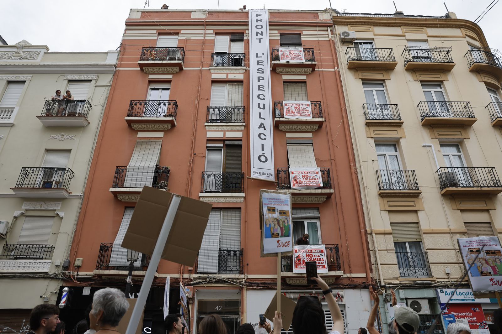 Pancarta depslegada en un edifici de Russafa abans de la manifestació