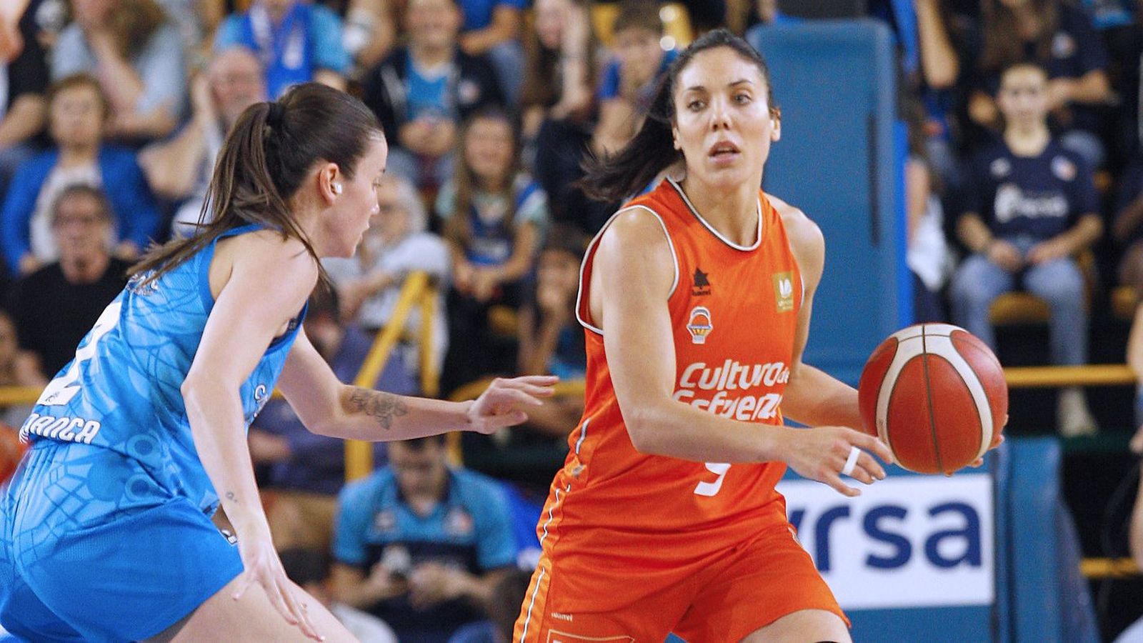 Cristina Ouviña, en una acció del primer partit de la final
