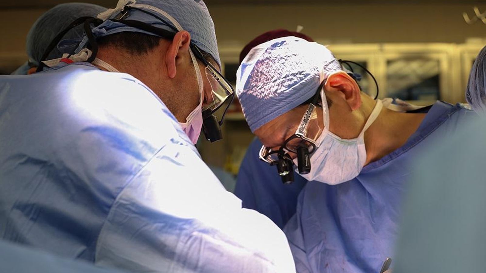 Cirurgians de l'Hospital General de Massachusetts, durant la intervenció