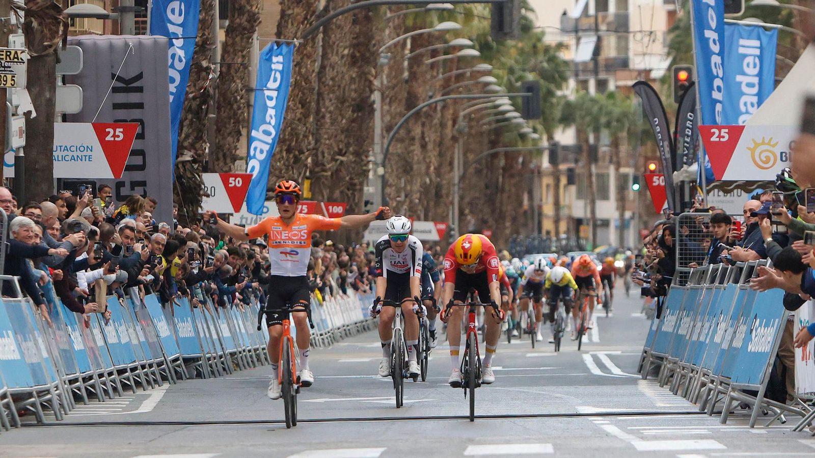 Andrew August celebra la victòria