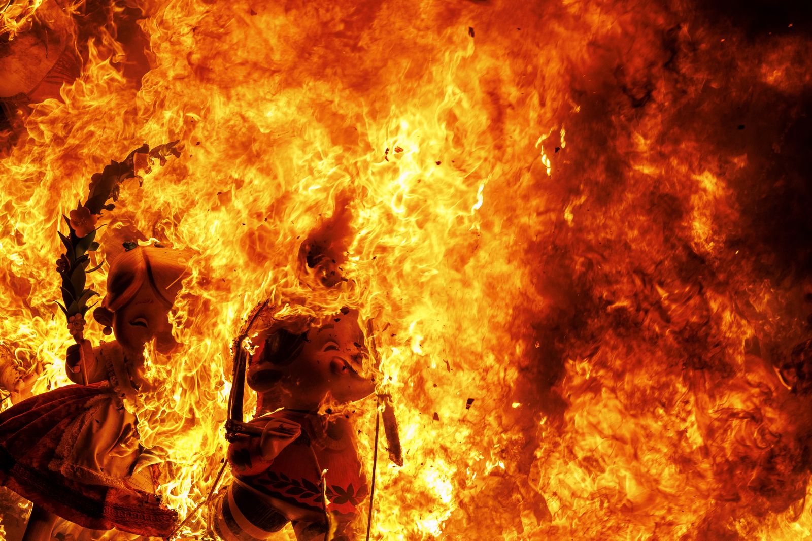 Les flames envolten dos ninots de la falla infantil municipal de València