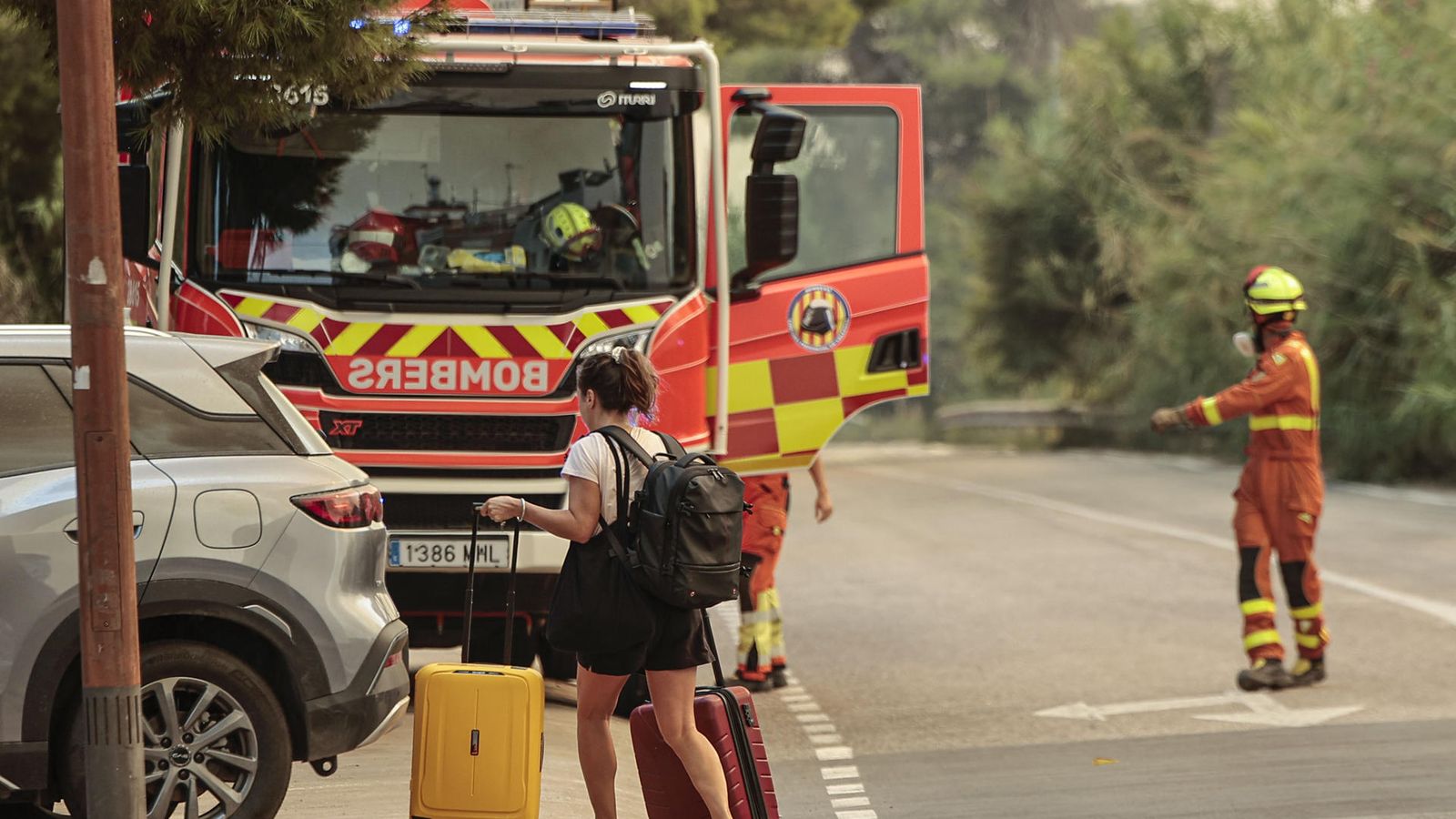 Efectius dels bombers desplegats a la pedania del Saler mentre es duia a terme l'evacuació