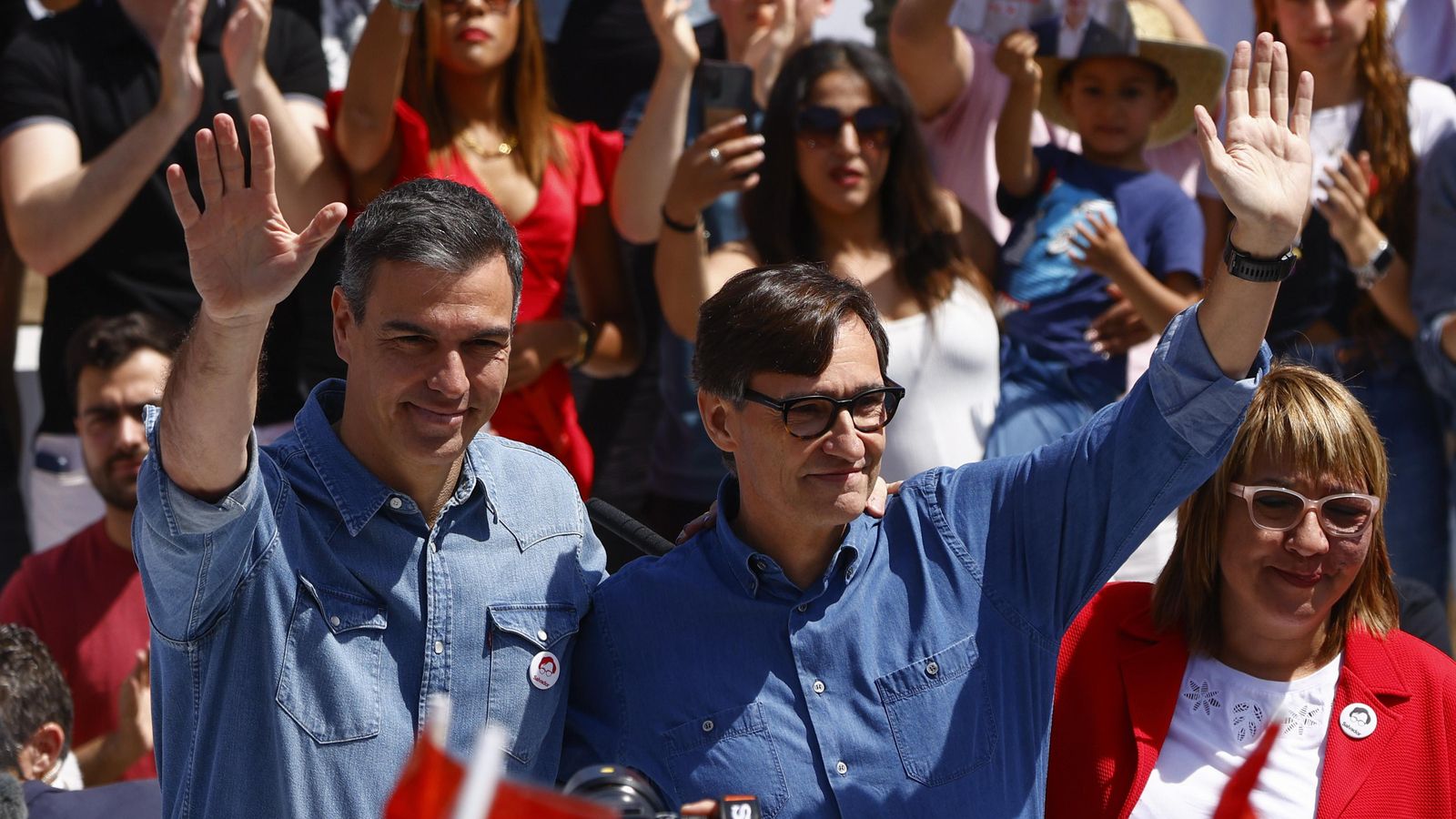 El candidat del PSC, Salvador Illa, amb el secretari general del PSOE, Pedro Sánchez, este dimenge en un acte de campanya a Badalona