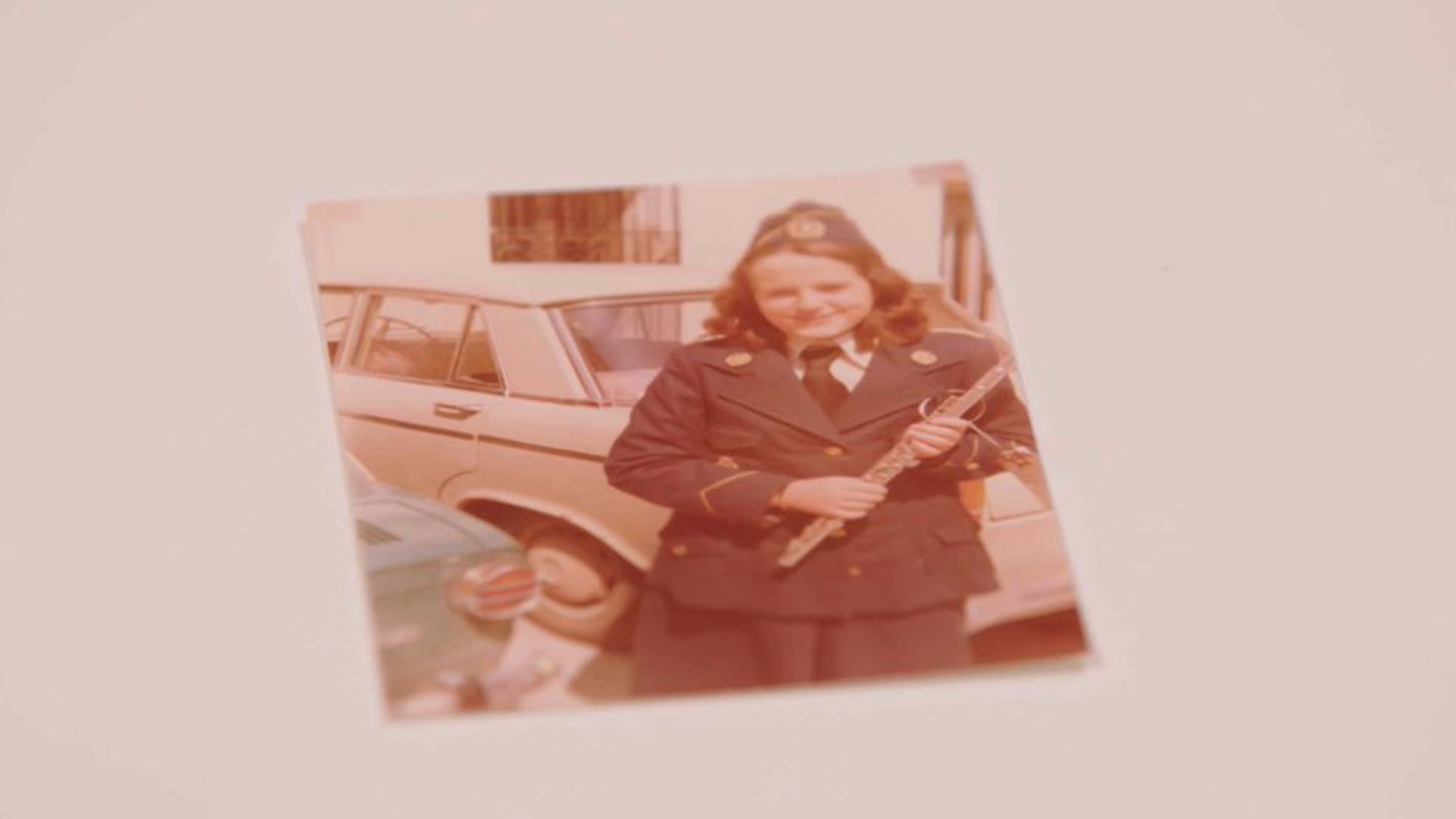 Esther García als carrers de Cocentaina com a músic