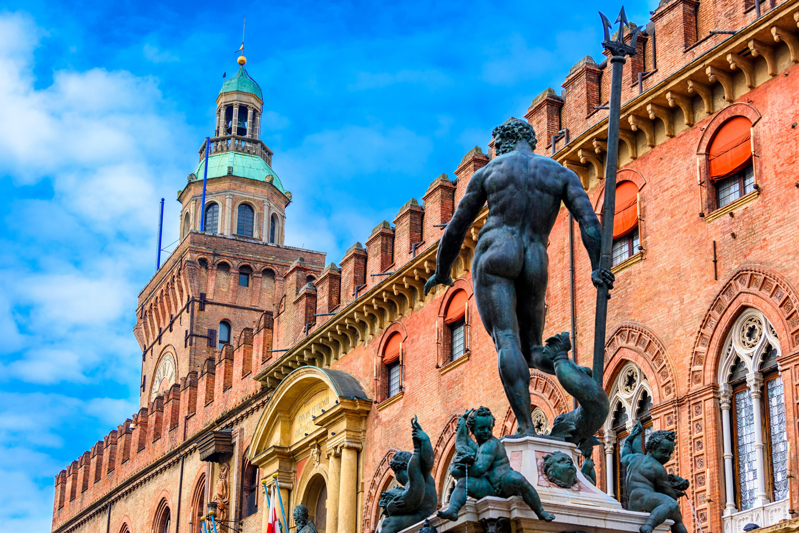 La font de Neptú (fontana del Nettuno en italià) és una font monumental que es troba en la Piazza del Nettuno. Degut al seu tamany colosal, els bolonyesos l'anomenen afectuosament "il Gigante"