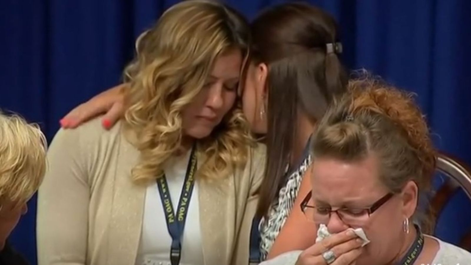 Una de les víctimes plora mentre escolta la presentació de l’informe