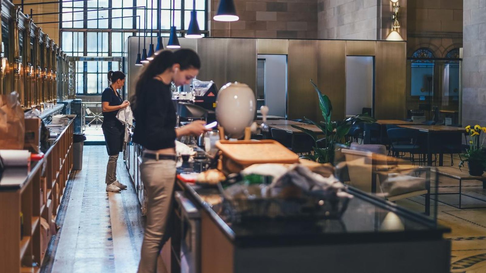 Dos treballadores del sector de la restauració