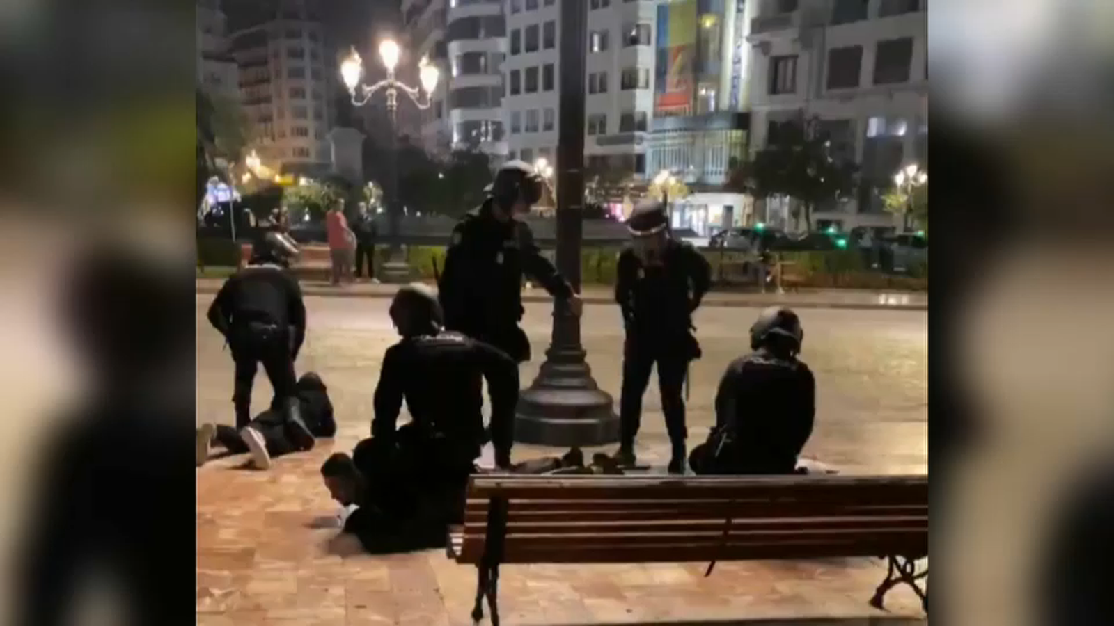 Agents de la Policia Nacional detenen diversos joves a la plaça de l'Ajuntament de València