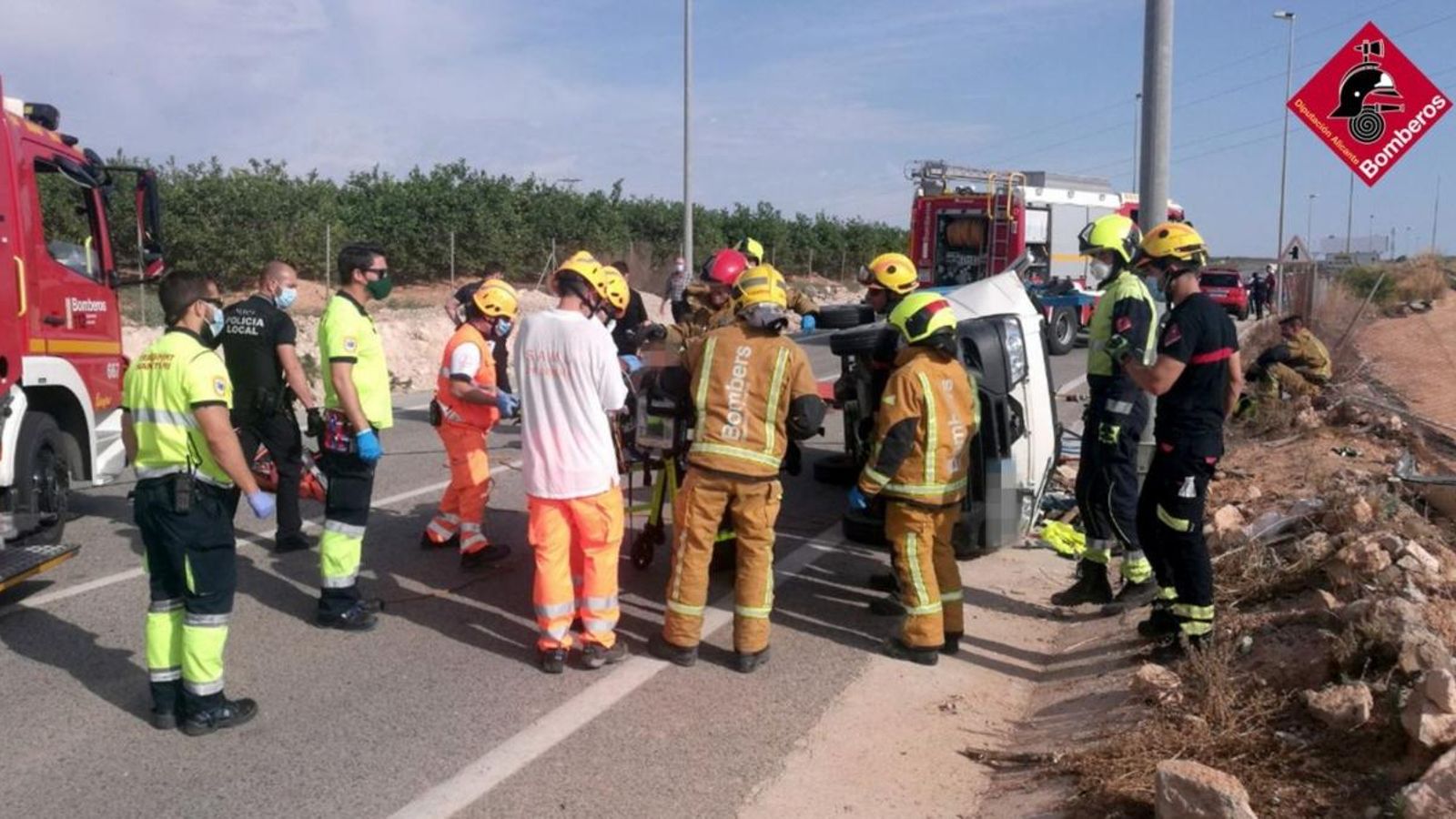 Efectius dels bombers i el SAMU treballen en el lloc dels fets