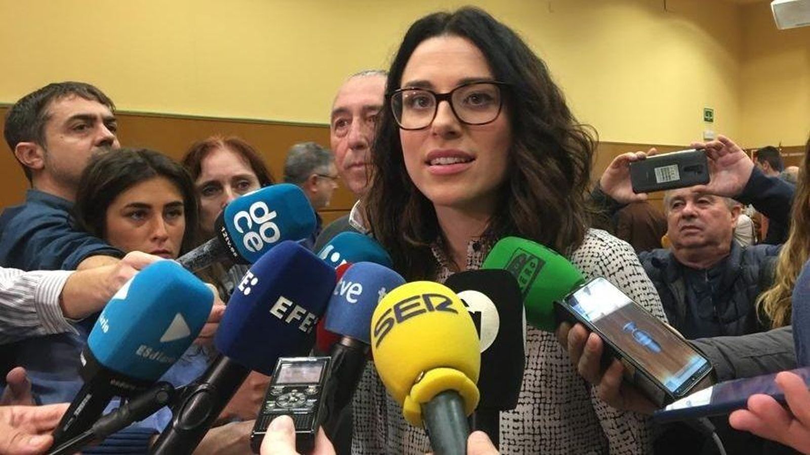 Aitana Mas atén els mitjans de comunicació a Alacant, en l'acte en què ha anunciat la seua candidatura a liderar la llista de Compromís per Alacant