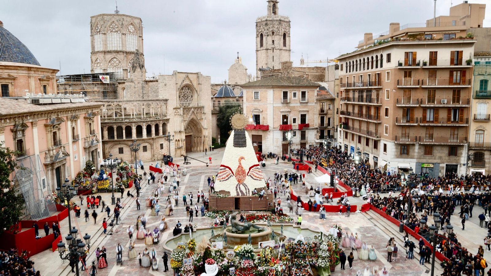 El mantell de la Mare de Déu representa un fènix