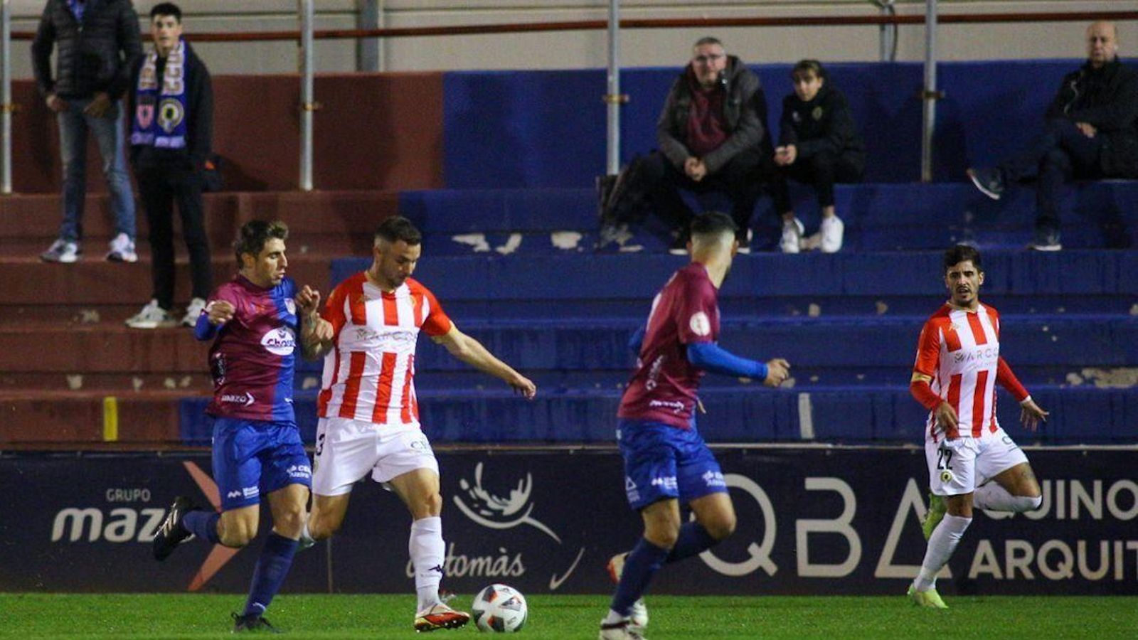 Un jugador de l'Alzira i un de l'Hèrcules lluiten per una pilota Un jugador de l'Alzira i un de l'Hèrcules lluiten per una pilota