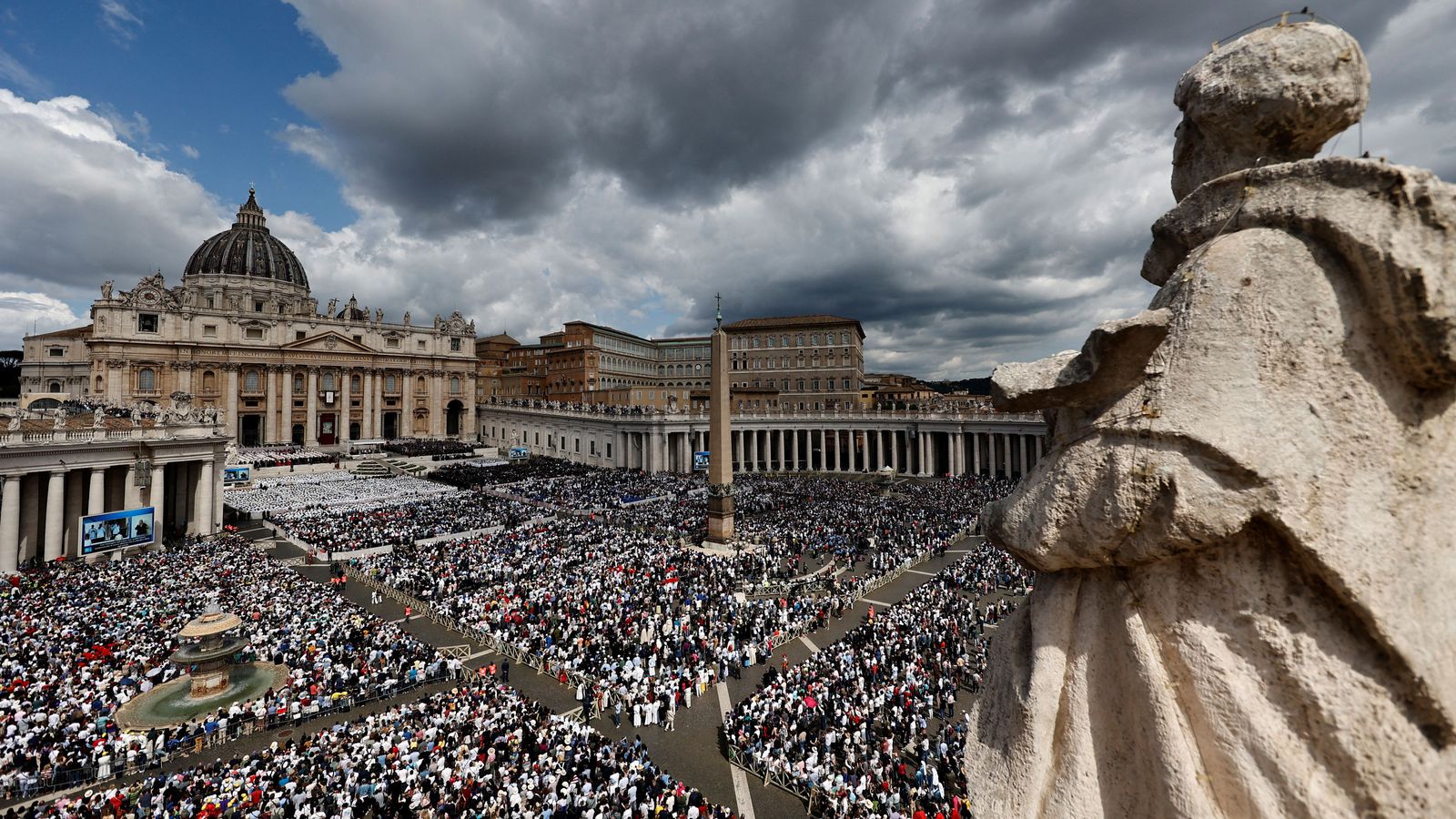 La plaça de Sant Pere ha concentrat uns 200.000 fidels