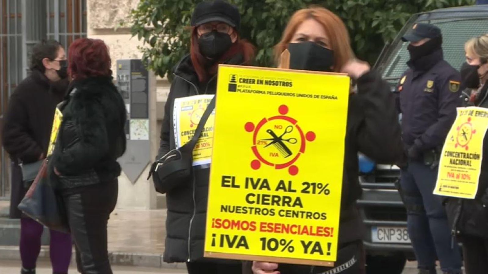 Una de les professionals del sector de la perruqueria i l'estètica que s'ha concentrat davant les portes de l'Ajuntament de València