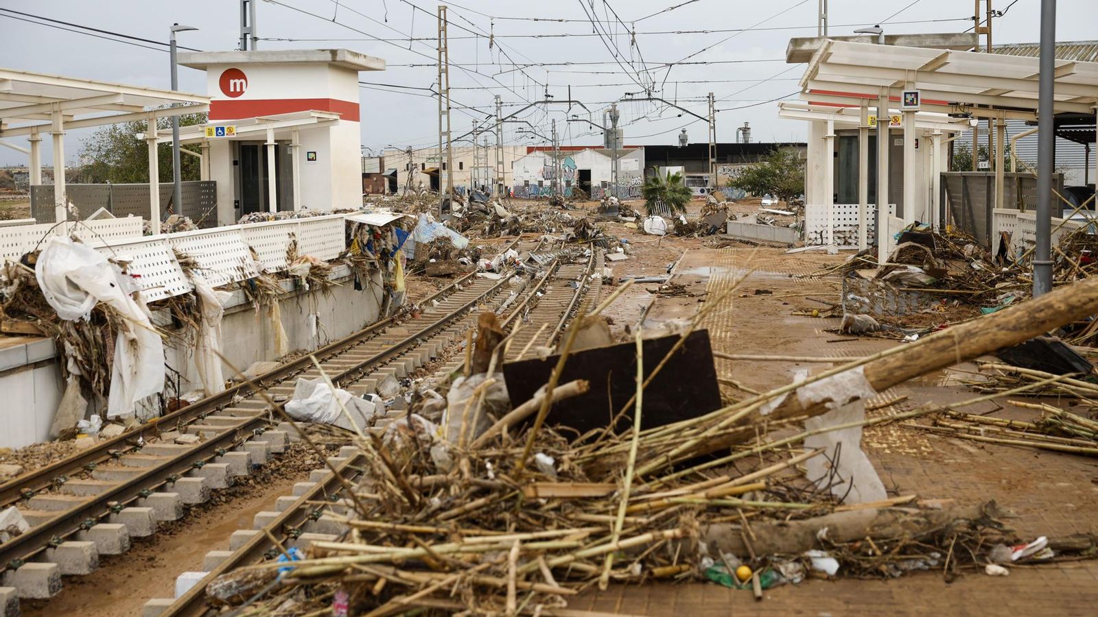 Vista de la destrossada estació de metro a Paiporta, este divendres.
