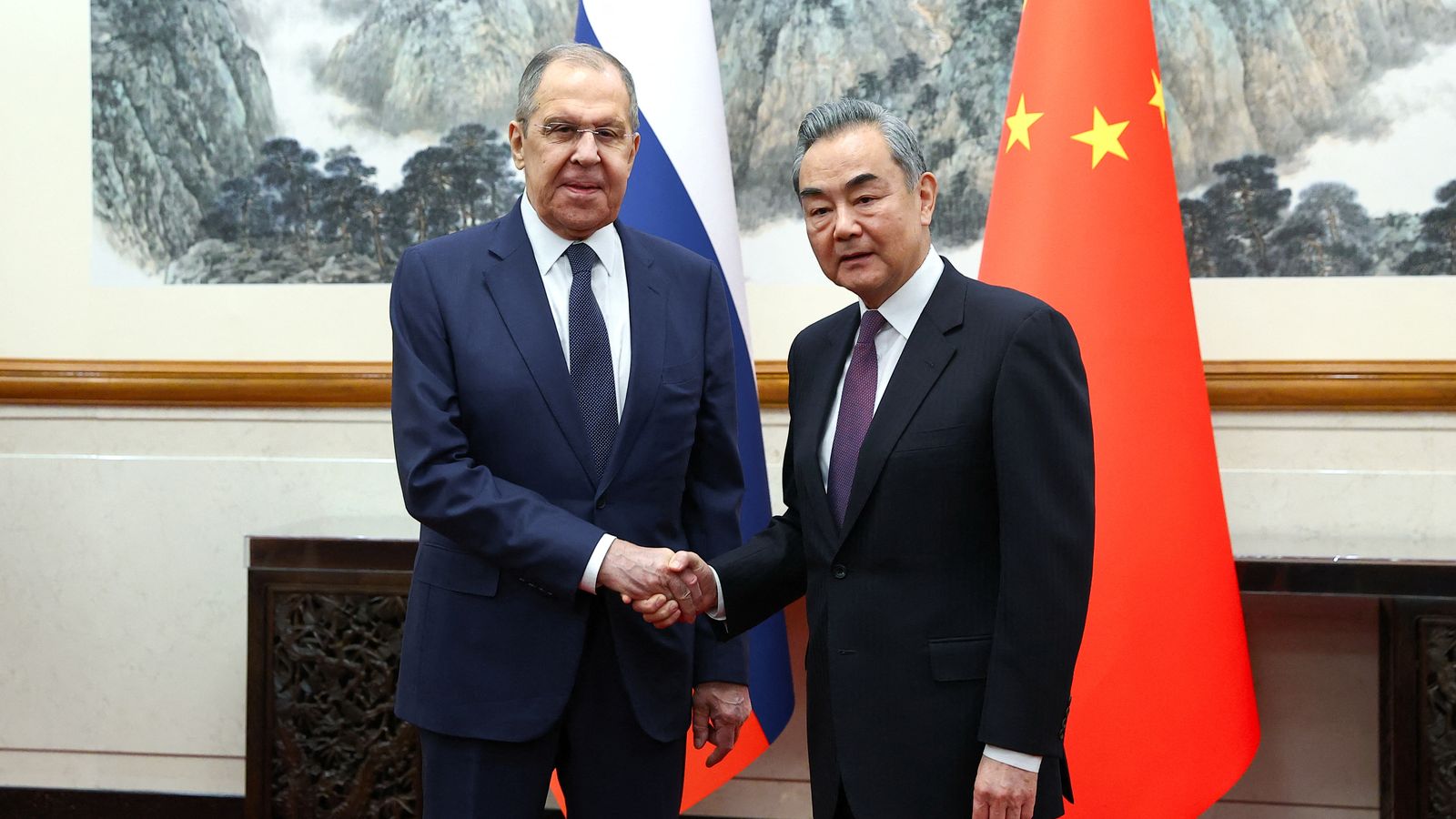 Els ministres d'Assumptes Estrangers de Rússia i la Xina, Serguei Lavrov i Wang Yi, durant una reunió a Pequín, la Xina