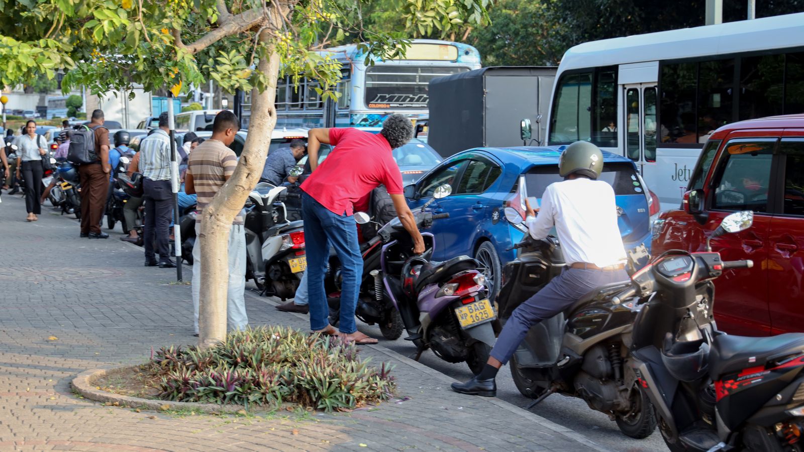 Persones fan cua per a comprar combustible en una gasolinera a Colombo (Sri Lanka)