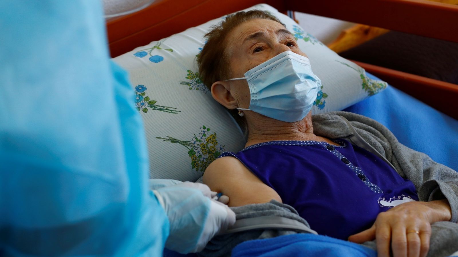 Una dona rep una vacuna del coronavirus a Gran Canària, en una imatge d'arxiu