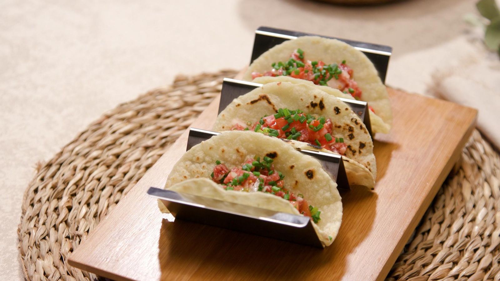 Tàrtar de fuet amb coques de dacsa