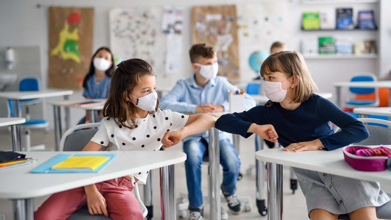 Dos xiquetes amb mascareta en una escola