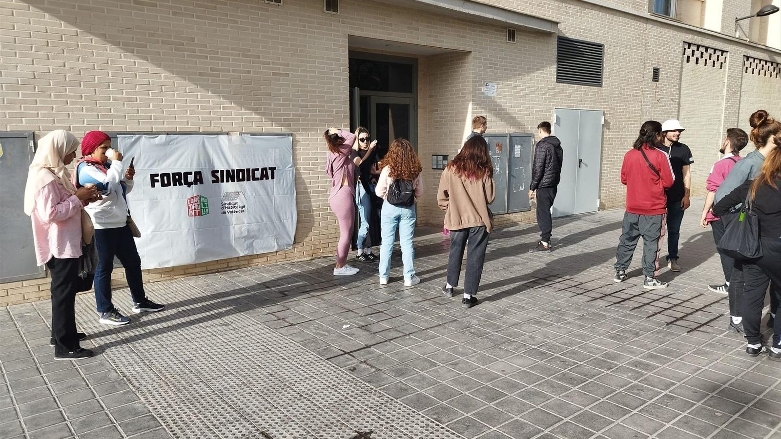 Concentració veïnal contra un desnonament a La Torre