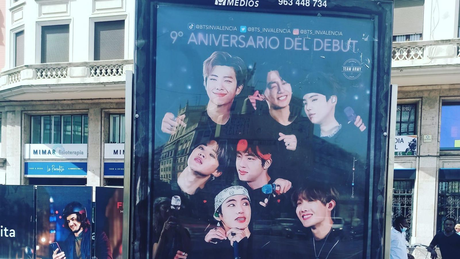 Cartell publicitari de la banda a la plaça Espanya, a València Mupi Plaça Espanya