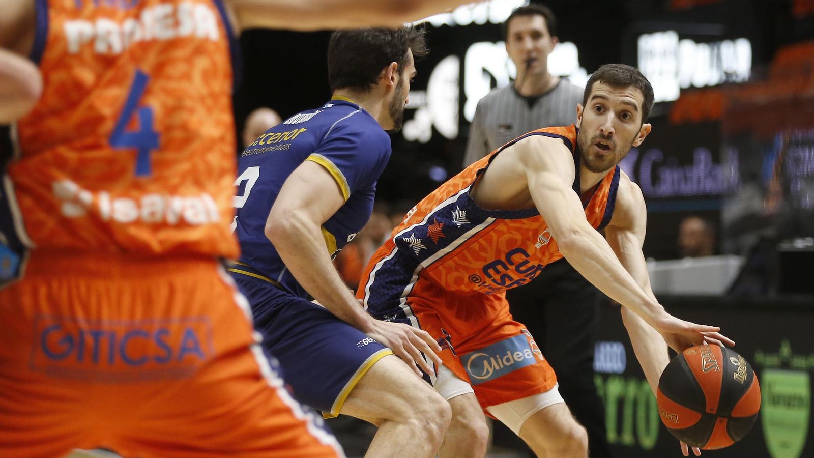 Guillem Vives, en una acció del partit contra l'Obradoiro