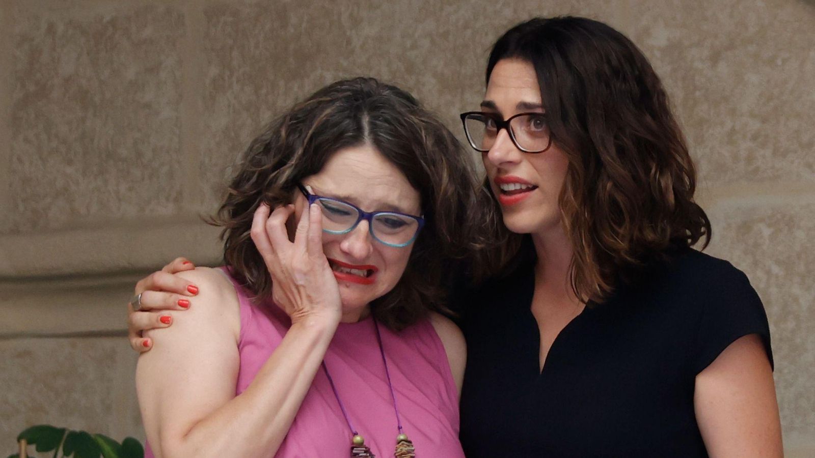 Mónica Oltra rep una sentida ovació en arribar a l'acte de traspàs de carteres amb la ja vicepresidenta i portaveu del Consell  i consellera d'Igualtat i Polítiques Inclusives, Aitana Mas