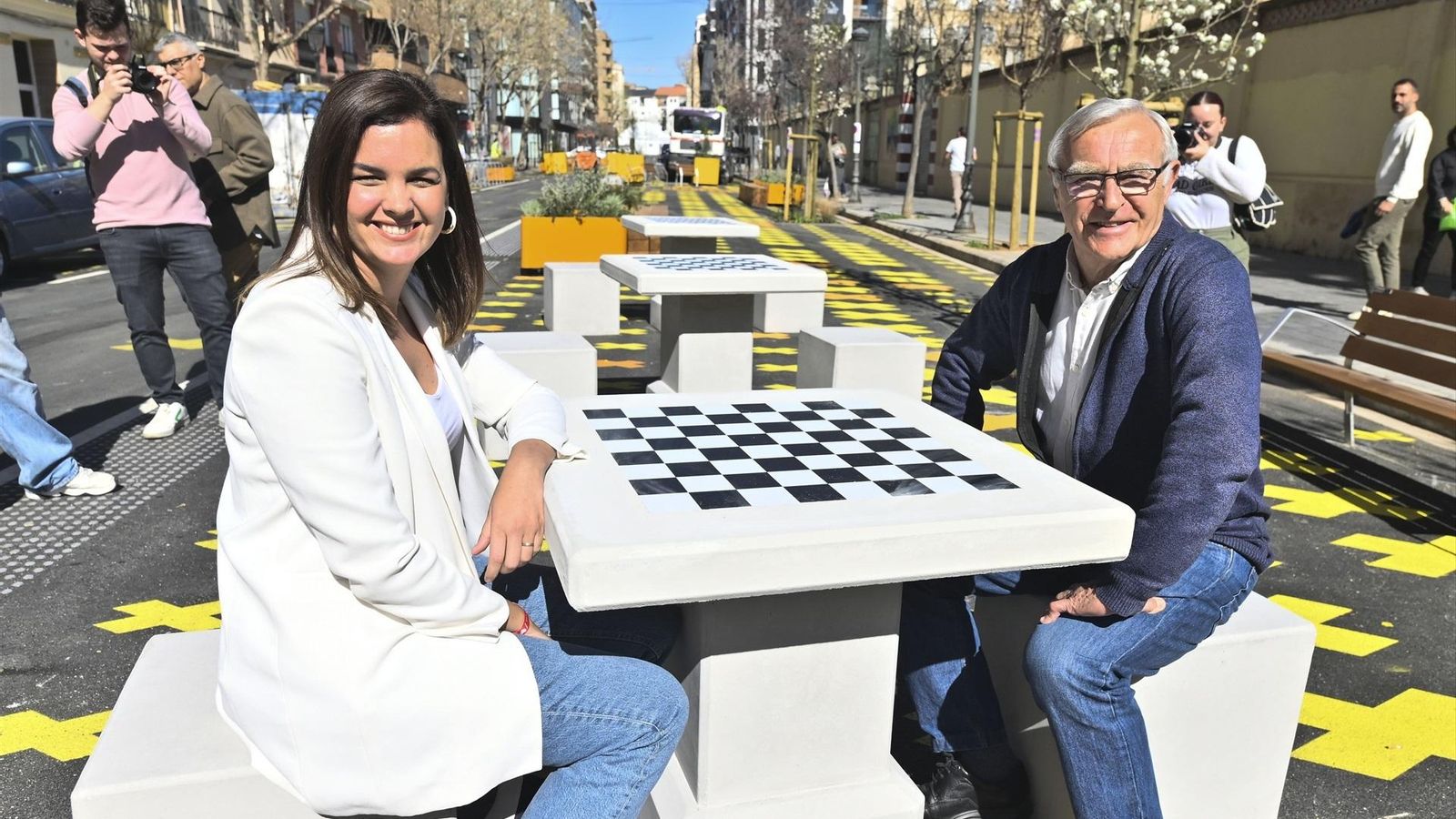 La vicealcaldessa de València i edil de Desenvolupament i Renovació Urbana, Sandra Gómez, i l'alcalde de la ciutat, Joan Ribó, en la visita a la supermanzana de Petxina després de finalitzar la seua obres