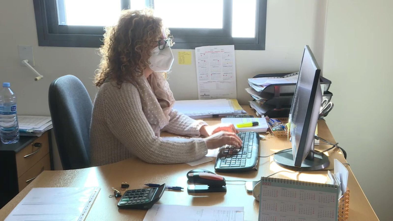 Una treballadora en un despatx, en una imatge d'arxiu