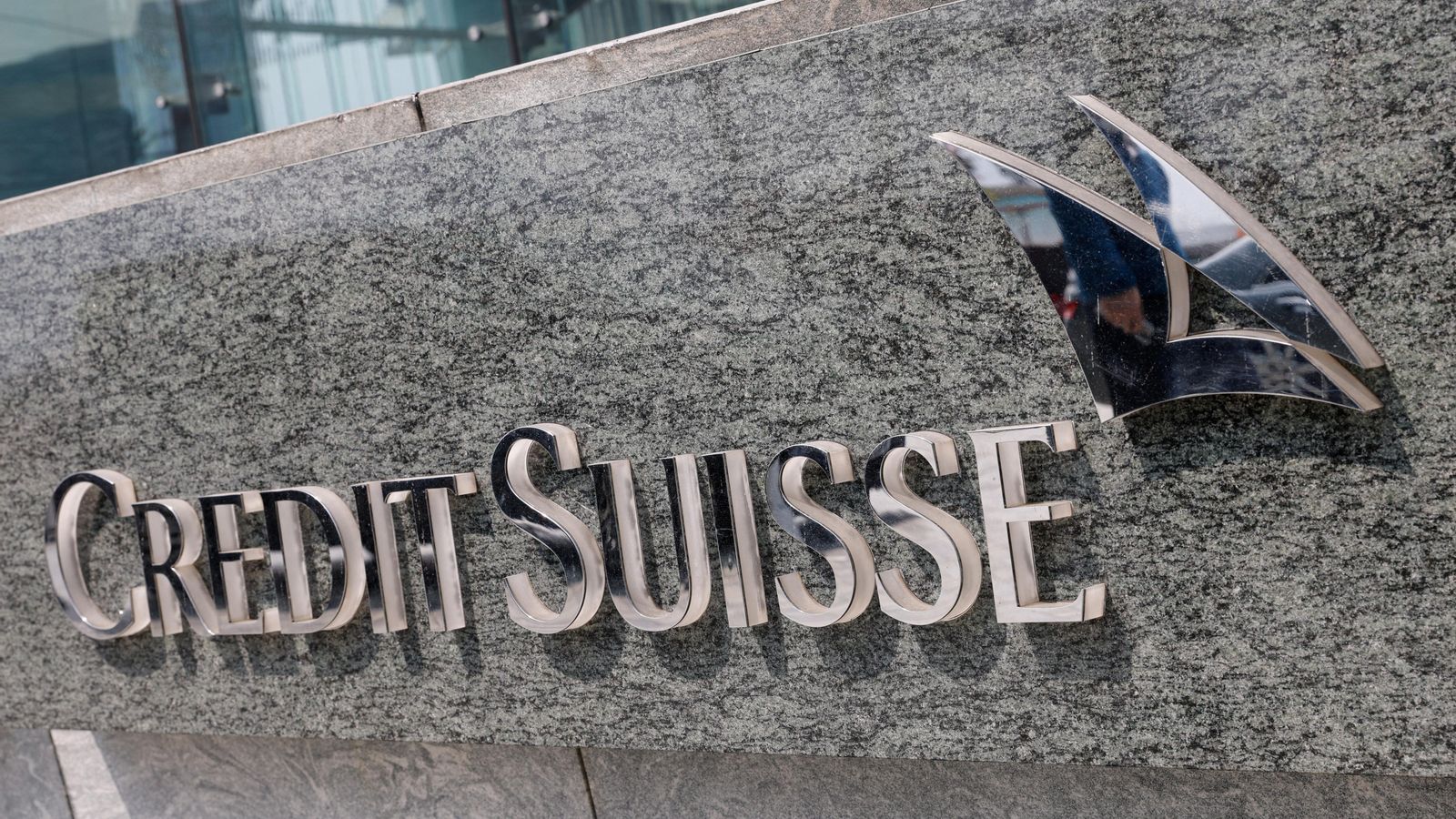 Logo de Credit Suisse a la façana del banc Logo de Credit Suisse en la façana del banc