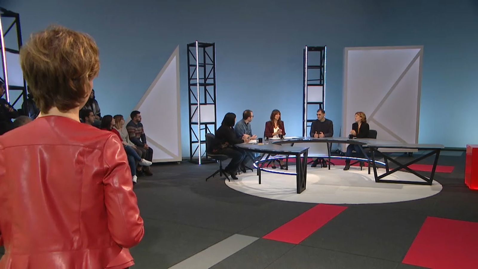 En directe al plató hi ha hagut testimonis del bombardeig, historiadors i veus expertes en la matèria, entre altres.