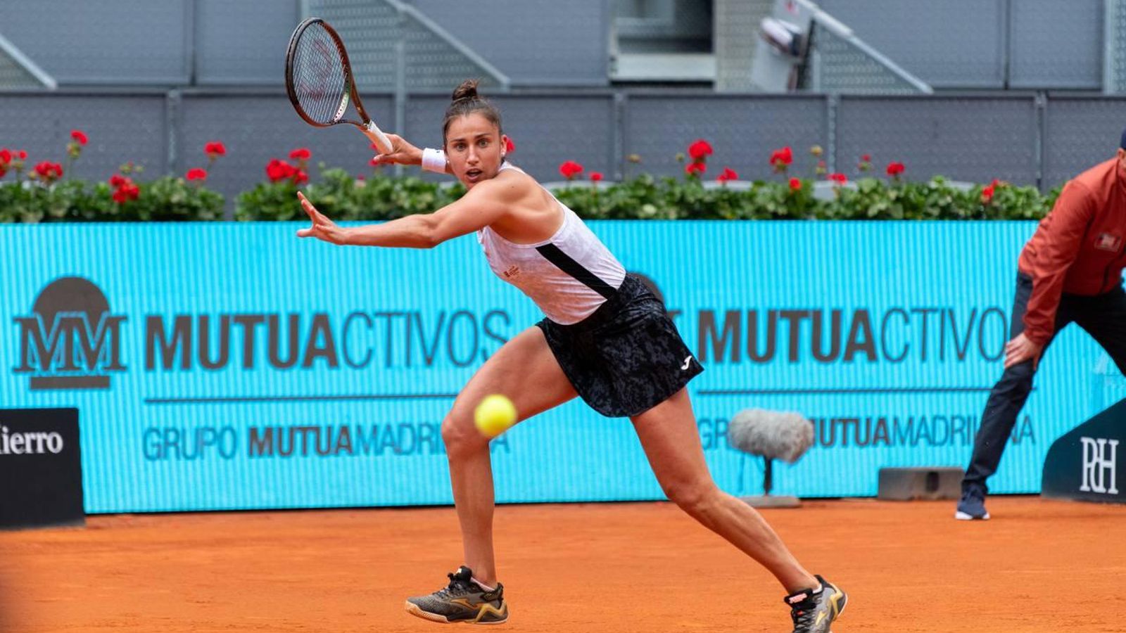 Sorribes colpeja una pilota en el partit contra Kasatkina