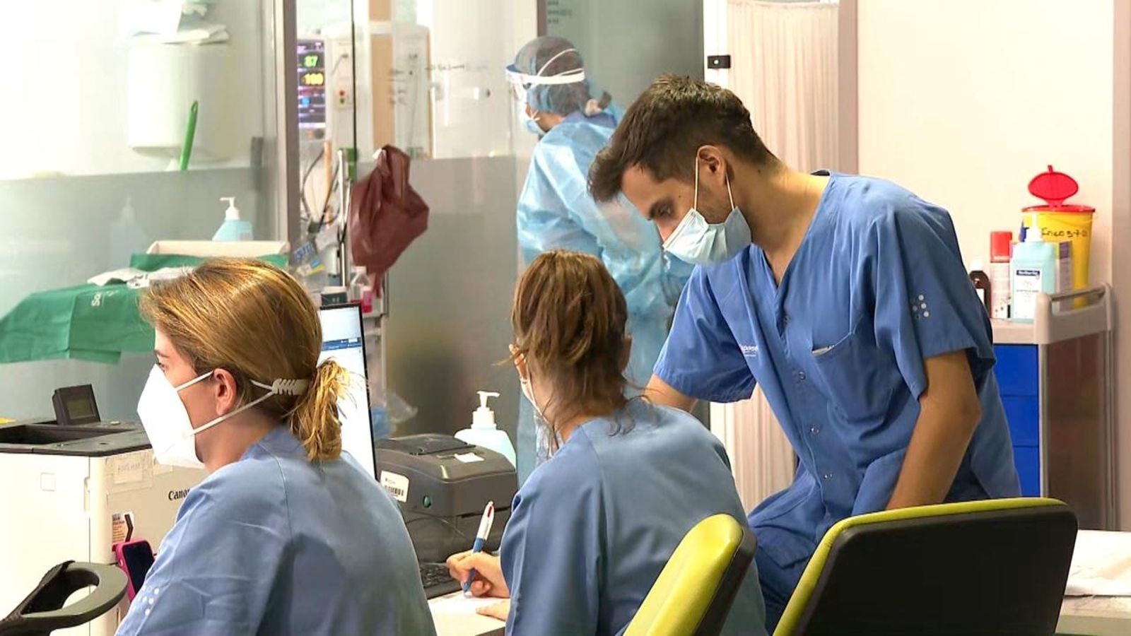 Personal hospitalari protegit amb mascaretes