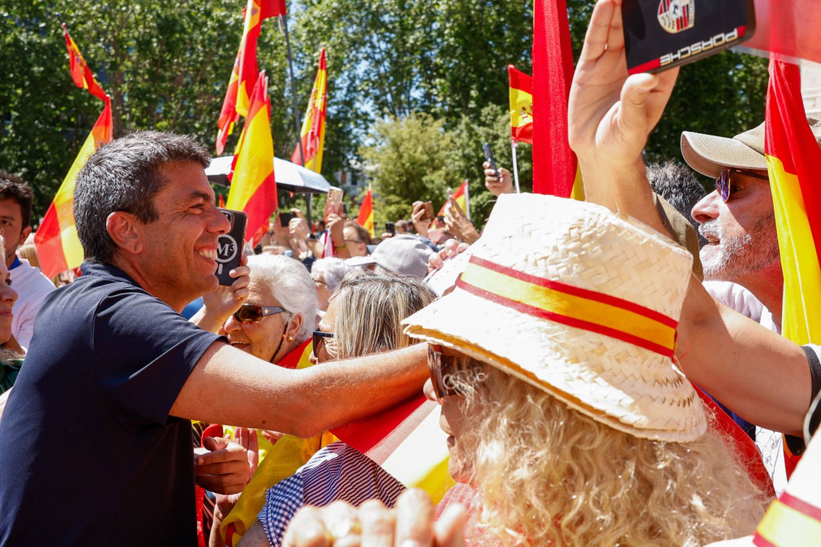 El cap del Consell saluda un grup de simpatitzants del PP desplaçats a Madrid per a la concentració contra Sánchez