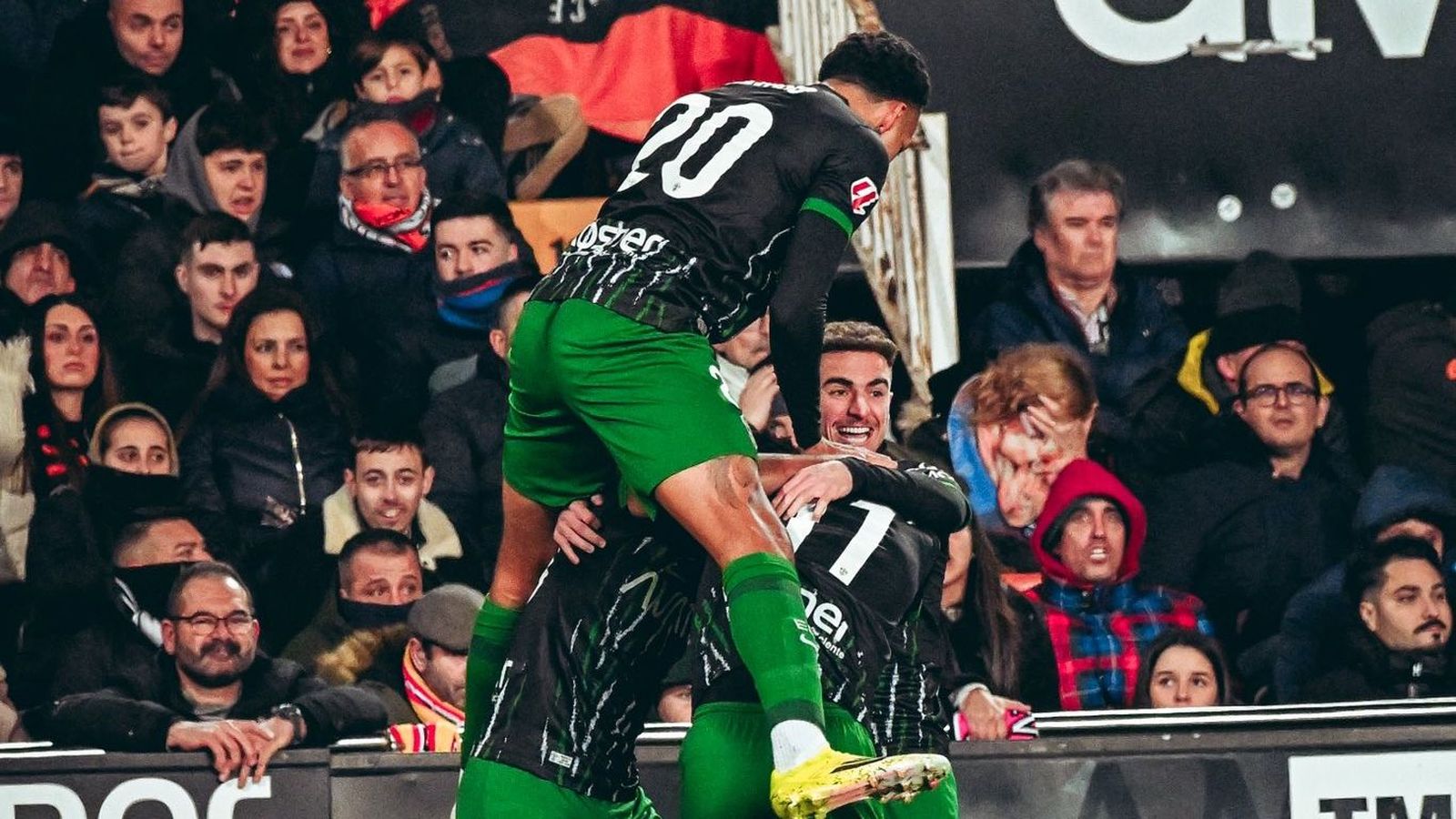 Els jugadors de l'Elx celebren un gol