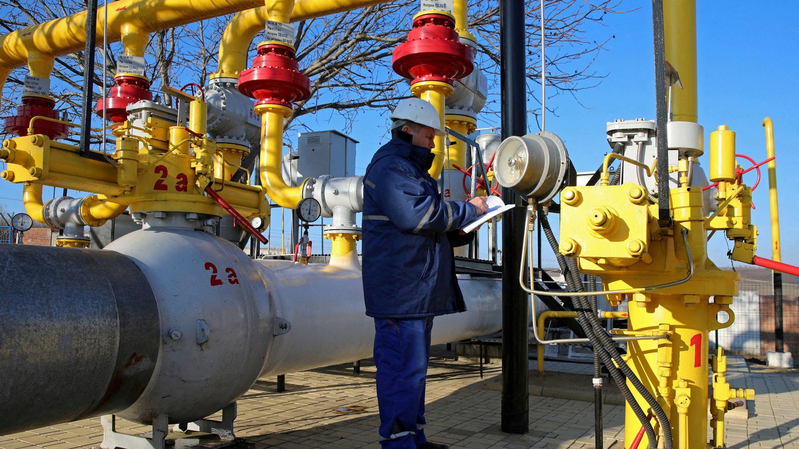 Un operari en la planta de distribució de gas de Chisinau-1, a Moldàvia