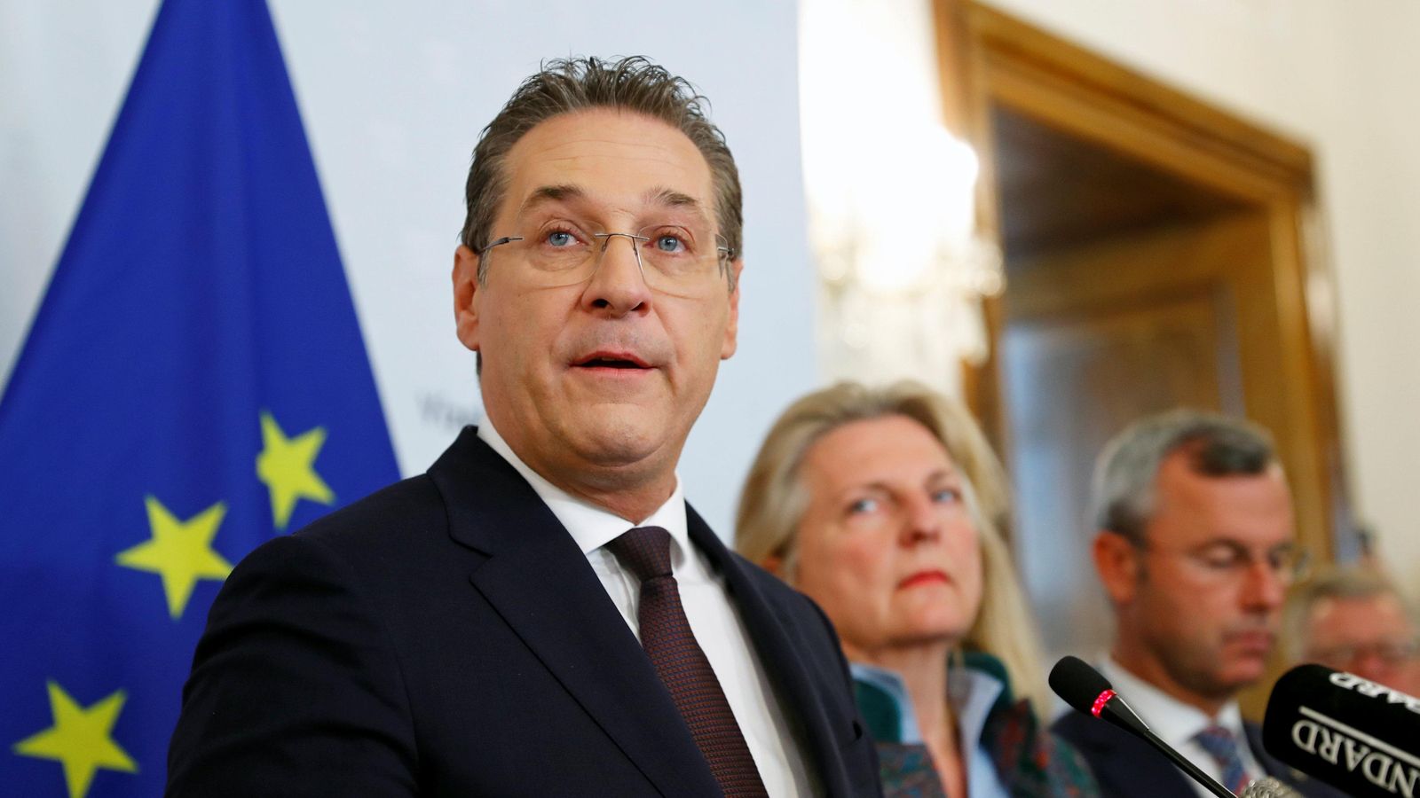 El vicecanciller d’Àustria, Heinz-Christian Strache, es dirigeix als mitjans de comunicació a Viena