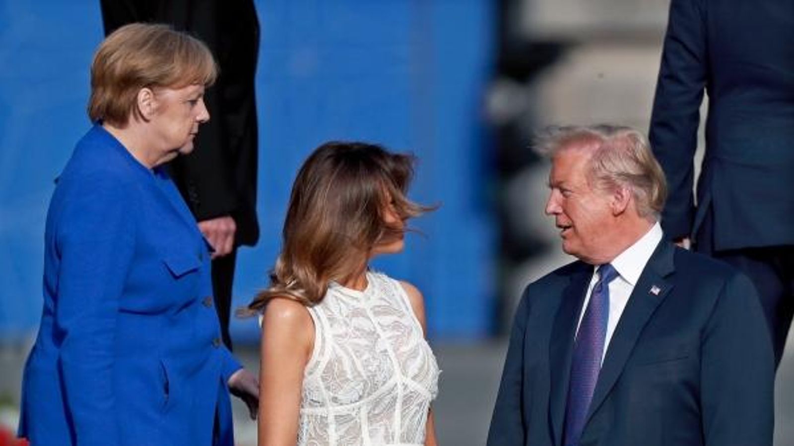 Trump (dreta) parla amb la primera dama (centre) front la canciller alemanya, Angela Merkel (esquerra). Trump (dreta) parla amb la primera dama (centre) front la canciller alemanya, Angela Merkel (esquerra).