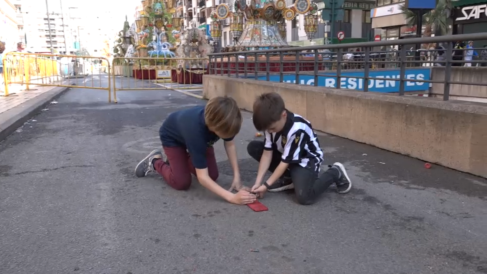 Dos xiquets juguen amb coets a Castelló de la Plana