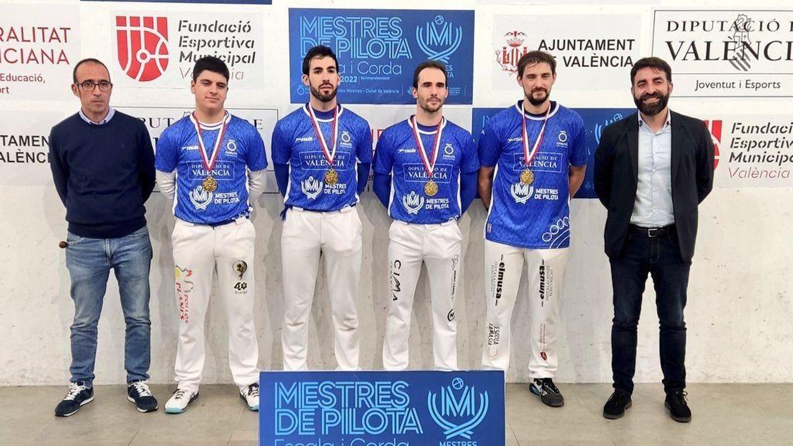 Els campions, amb la medalla