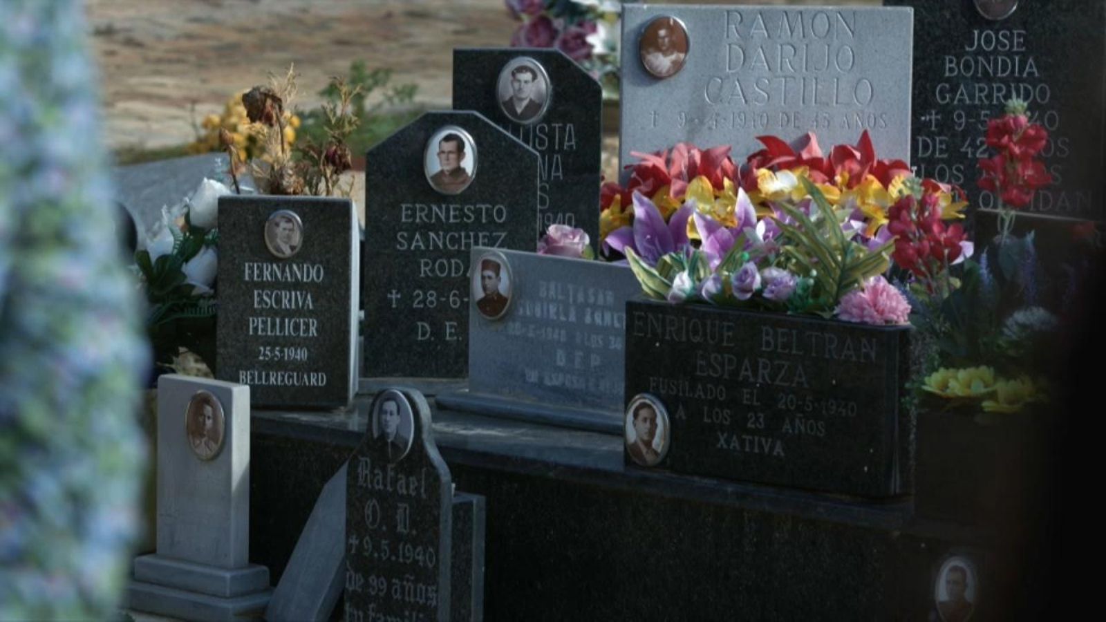 Un tros de monyo, un botó, un objecte personal… són algunes de les pertinences que Leoncio va guardar per a permetre als familiars ajudar-los en la labor d'identificació posterior.