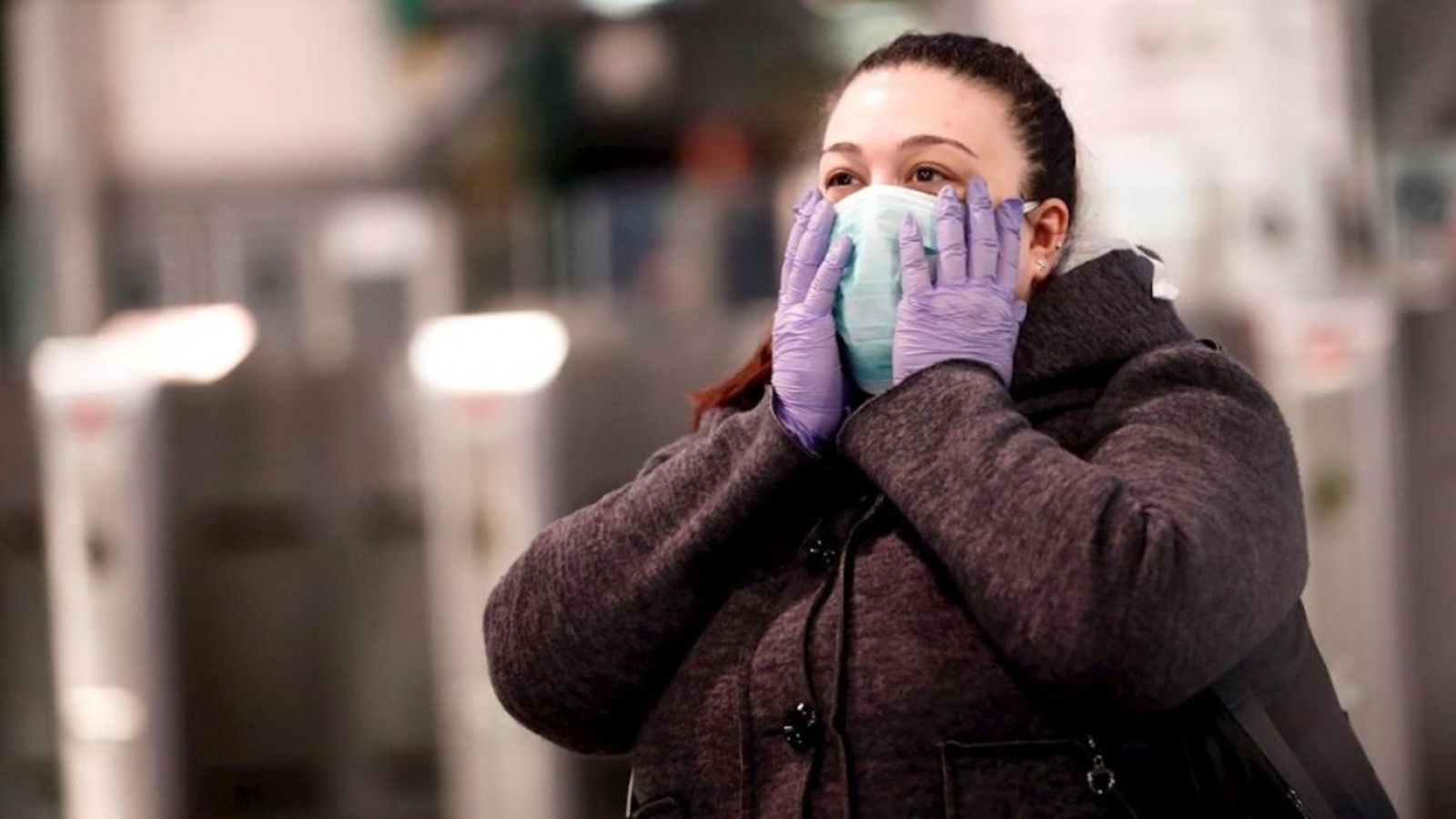 Imatge d'arxiu d'una dona amb una mascareta