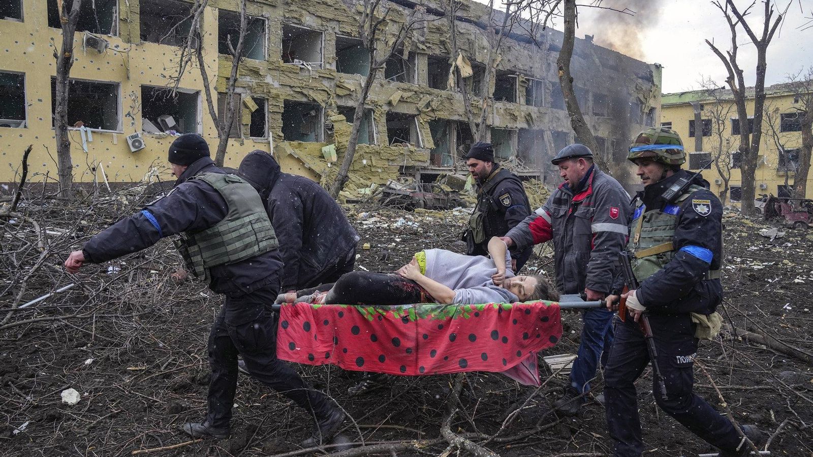 Evacuen una dona embarassada després d'un atac rus a un hospital maternoinfantil de Mariúpol (Ucraïna)