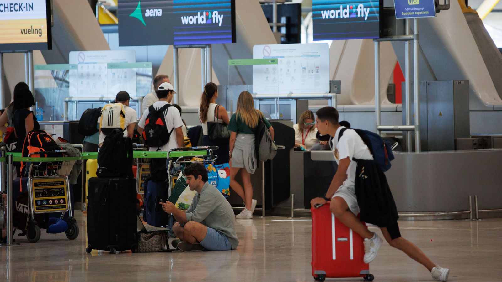 Diverses persones amb equipatge en la terminal T4 de l'Aeroport Adolfo Suárez Madrid-Barajas