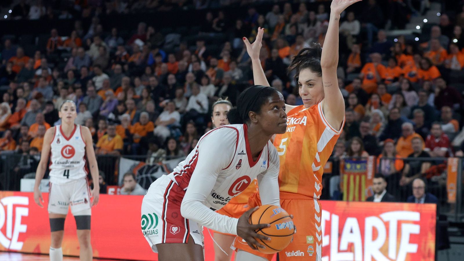 L'extaronja Nadia Fingall, en una acció amb Cristina Ouviña