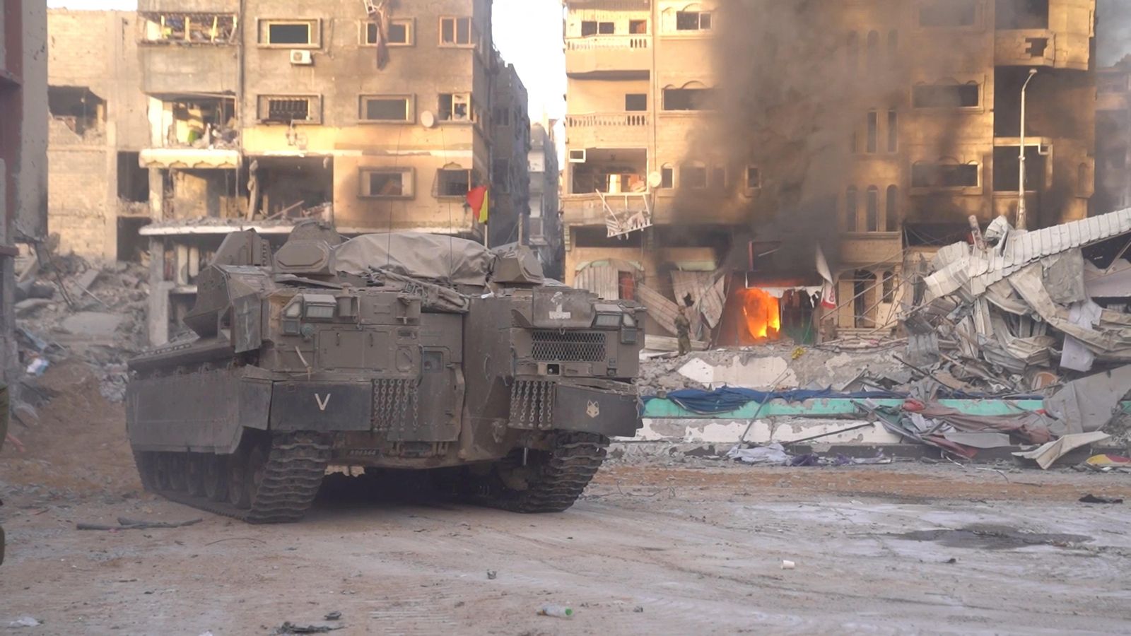 Un tanc israelià patrulla a la ciutat de Gaza