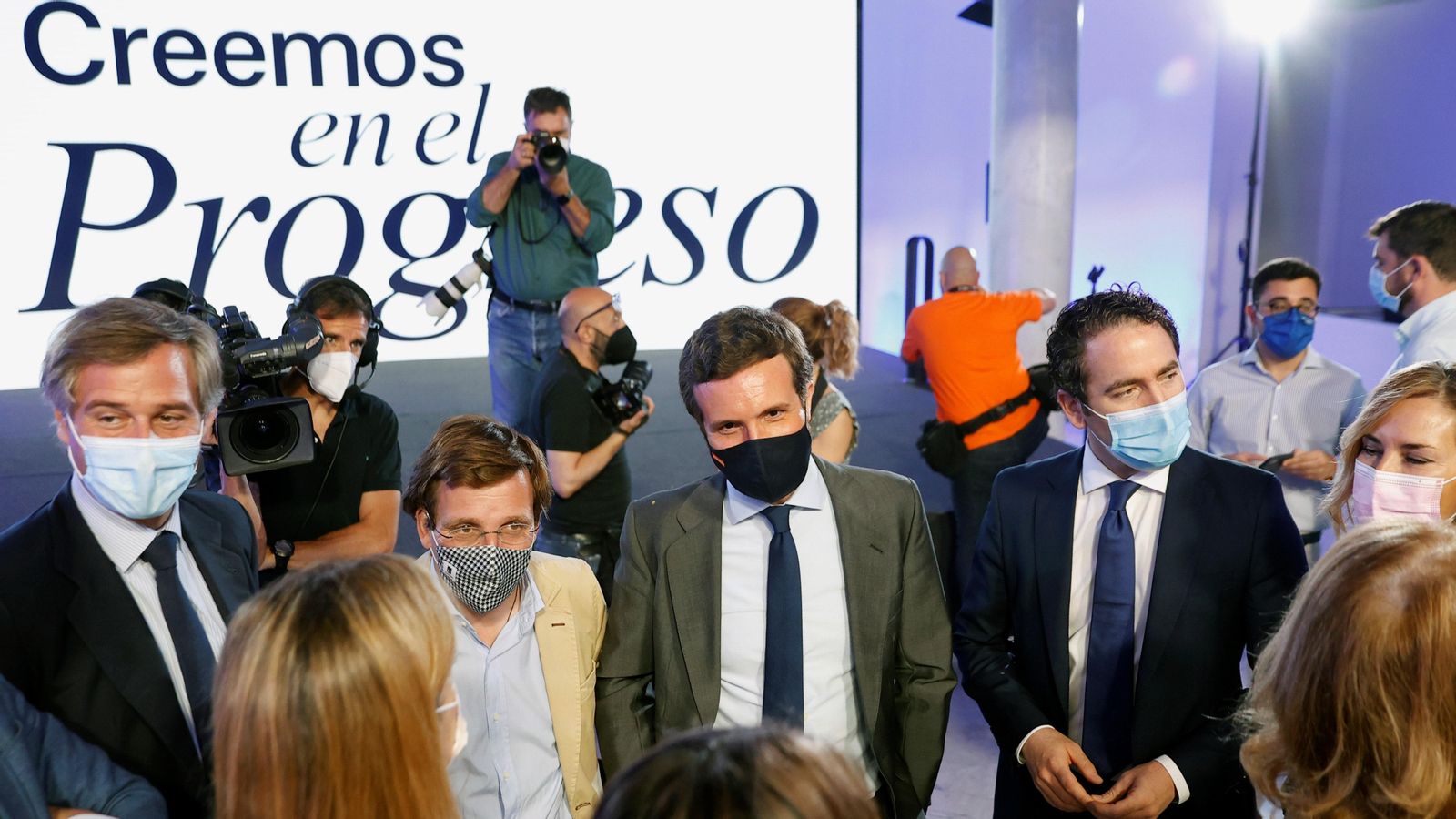 El president del Partit Popular, Pablo Casado, al centre juntament amb l'alcalde de Madrid i el secretari general del PP després de la presentació de la convenció nacional de la formació